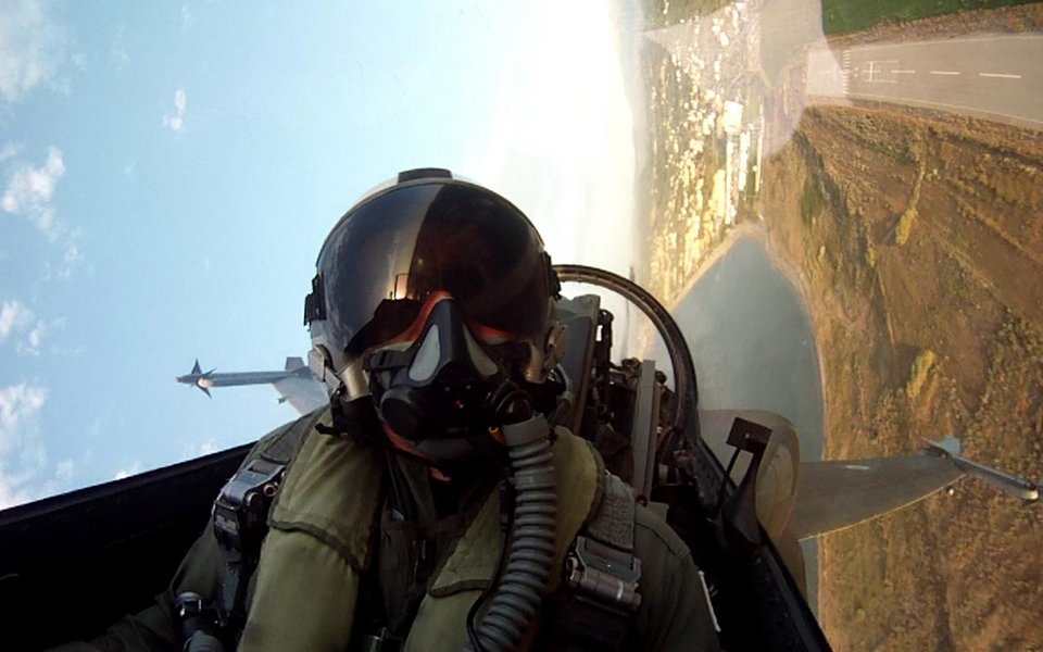 Ο πιλότος του F-16 που έκανε μαγικά στην παρέλαση της Θεσσαλονίκης: Χειρισμοί ακριβείας και εντυπωσιακοί ελιγμοί [εικόνες &amp; βίντεο] | iefimerida.gr 3