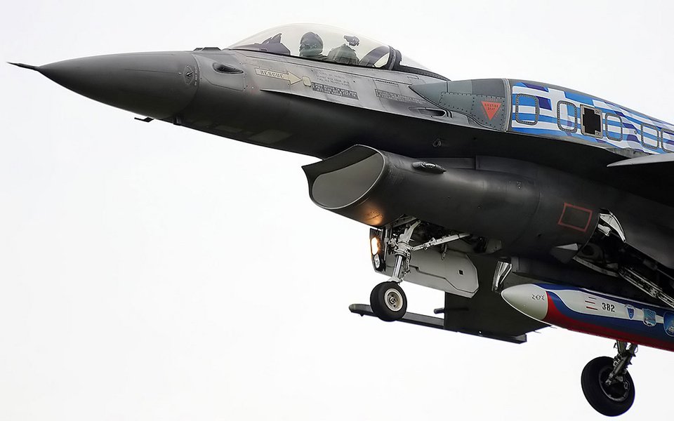 Ο πιλότος του F-16 που έκανε μαγικά στην παρέλαση της Θεσσαλονίκης: Χειρισμοί ακριβείας και εντυπωσιακοί ελιγμοί [εικόνες &amp; βίντεο] | iefimerida.gr 7