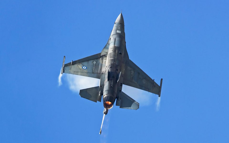 Ο πιλότος του F-16 που έκανε μαγικά στην παρέλαση της Θεσσαλονίκης: Χειρισμοί ακριβείας και εντυπωσιακοί ελιγμοί [εικόνες &amp; βίντεο] | iefimerida.gr 8