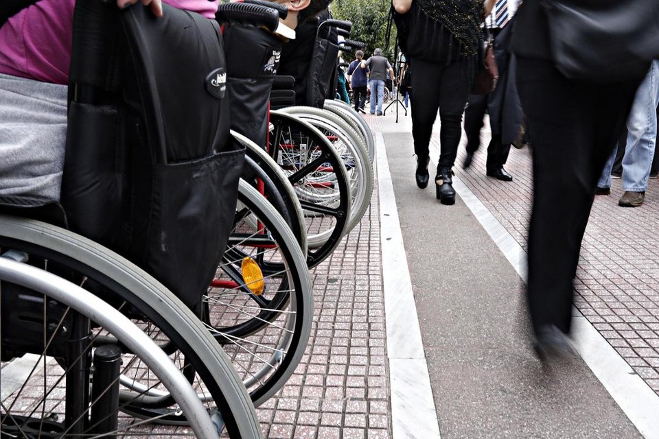 Μια συγκλονιστική συγκέντρωση διαμαρτυρίας στη Βουλή: Ατομα με αναπηρία διαδηλώνουν για την αξιοπρέπειά τους [εικόνες] | iefimerida.gr 1