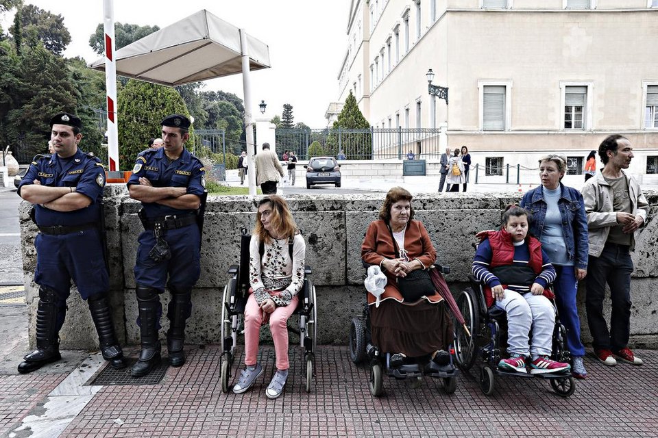 Μια συγκλονιστική συγκέντρωση διαμαρτυρίας στη Βουλή: Ατομα με αναπηρία διαδηλώνουν για την αξιοπρέπειά τους [εικόνες] | iefimerida.gr 2