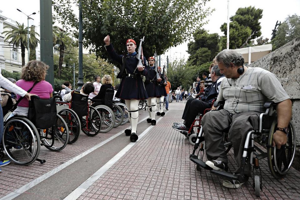 Μια συγκλονιστική συγκέντρωση διαμαρτυρίας στη Βουλή: Ατομα με αναπηρία διαδηλώνουν για την αξιοπρέπειά τους [εικόνες] | iefimerida.gr 3