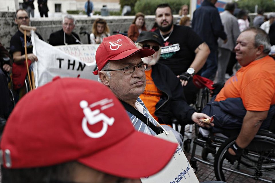 Μια συγκλονιστική συγκέντρωση διαμαρτυρίας στη Βουλή: Ατομα με αναπηρία διαδηλώνουν για την αξιοπρέπειά τους [εικόνες] | iefimerida.gr 6
