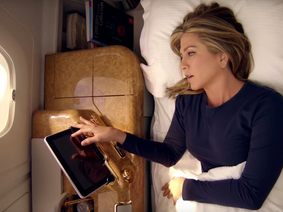 Η Jennifer Aniston βρίσκεται κατά λάθος σε οικονομική θέση σε αεροπλάνο και τα «παίζει» [βίντεο] | iefimerida.gr 1