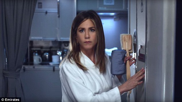 Η Jennifer Aniston βρίσκεται κατά λάθος σε οικονομική θέση σε αεροπλάνο και τα «παίζει» [βίντεο] | iefimerida.gr 0