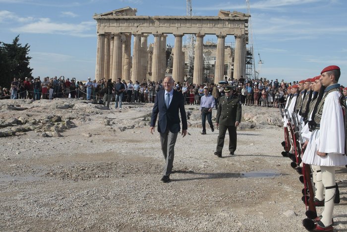 71 χρόνια από την απελευθέρωση της Αθήνας από τους ναζί -Εμφάνιση-έκπληξη Παπανδρέου [εικόνες] | iefimerida.gr 0