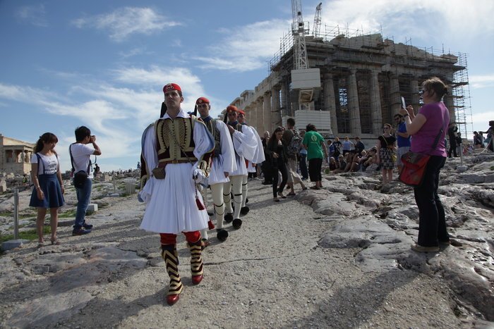 71 χρόνια από την απελευθέρωση της Αθήνας από τους ναζί -Εμφάνιση-έκπληξη Παπανδρέου [εικόνες] | iefimerida.gr 3
