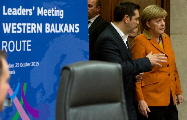 Η εικόνα του Αλέξη Τσίπρα που σχολιάστηκε -Μόνος, δεξιά στη φωτογραφία, με τα χέρια στις τσέπες [εικόνες] | iefimerida.gr 1