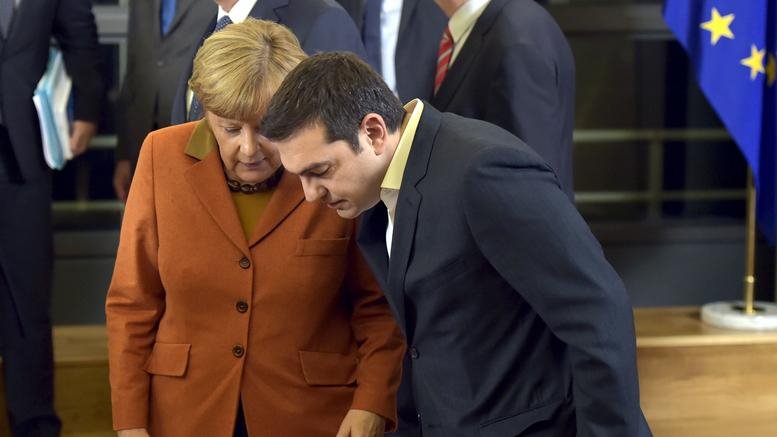 Η εικόνα του Αλέξη Τσίπρα που σχολιάστηκε -Μόνος, δεξιά στη φωτογραφία, με τα χέρια στις τσέπες [εικόνες] | iefimerida.gr 3