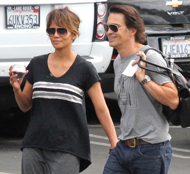 Τρίτο διαζύγιο για την Χάλι Μπέρι -Χωρίζει με τον Ολιβιέ Μαρτίνεζ, μετά από δύο χρόνια [εικόνες] | iefimerida.gr 0