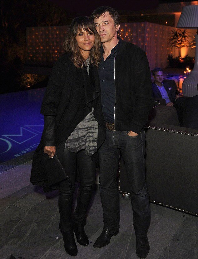 Τρίτο διαζύγιο για την Χάλι Μπέρι -Χωρίζει με τον Ολιβιέ Μαρτίνεζ, μετά από δύο χρόνια [εικόνες] | iefimerida.gr 1