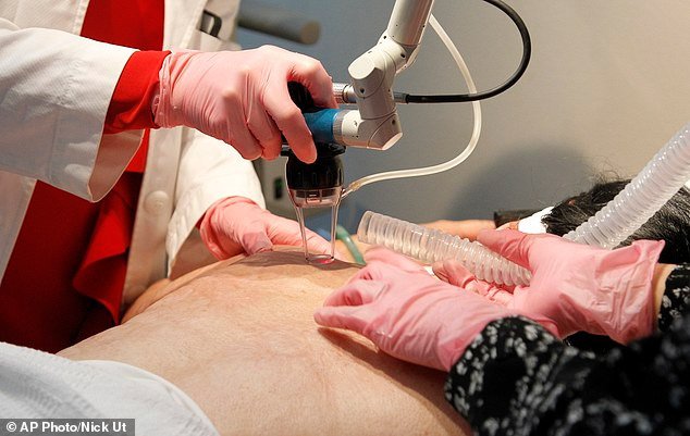 «Το κορίτσι του ναπάλμ»: Απαλλάσσεται από τα σημάδια της ατομικής βόμβας 43 χρόνια μετά [εικόνες]  | iefimerida.gr 2