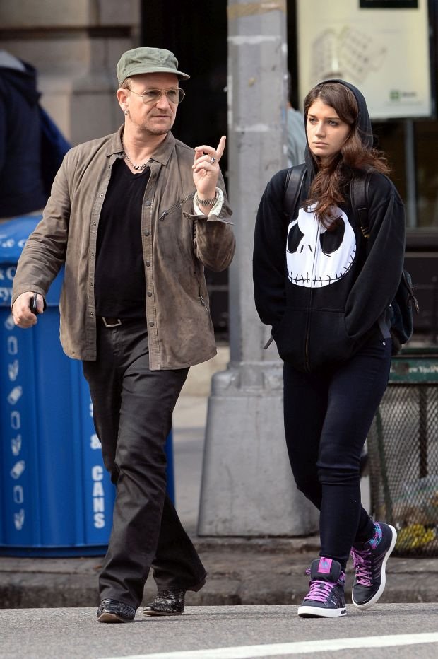 Δείτε την όμορφη κόρη του Μπόνο να ποζάρει μόνο με τα εσώρουχα [εικόνες] | iefimerida.gr 2