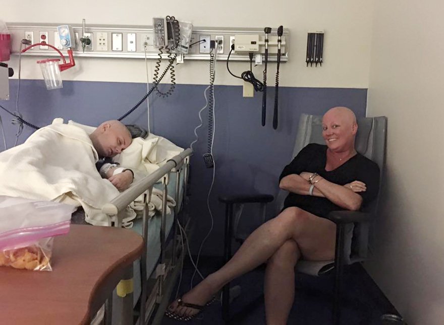 Εφηβος ξύρισε το κεφάλι του για να συμπαρασταθεί στην καρκινοπαθή κοπέλα του [εικόνες] | iefimerida.gr 5