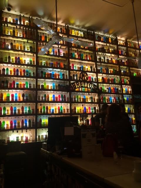 Βρεττός, το μπαρ με τα χρωματιστά μπουκάλια στην Πλάκα: Λειτουργεί τα τελευταία... 104 χρόνια και σερβίρει τις πιο απίθανες γεύσεις λικέρ [εικόνες] | iefimerida.gr 9