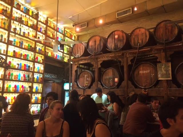 Βρεττός, το μπαρ με τα χρωματιστά μπουκάλια στην Πλάκα: Λειτουργεί τα τελευταία... 104 χρόνια και σερβίρει τις πιο απίθανες γεύσεις λικέρ [εικόνες] | iefimerida.gr 2