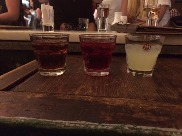 Βρεττός, το μπαρ με τα χρωματιστά μπουκάλια στην Πλάκα: Λειτουργεί τα τελευταία... 104 χρόνια και σερβίρει τις πιο απίθανες γεύσεις λικέρ [εικόνες] | iefimerida.gr 3