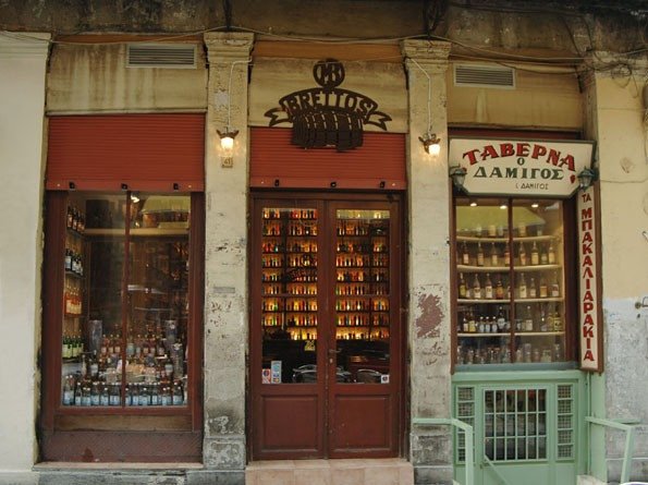 Βρεττός, το μπαρ με τα χρωματιστά μπουκάλια στην Πλάκα: Λειτουργεί τα τελευταία... 104 χρόνια και σερβίρει τις πιο απίθανες γεύσεις λικέρ [εικόνες] | iefimerida.gr 1