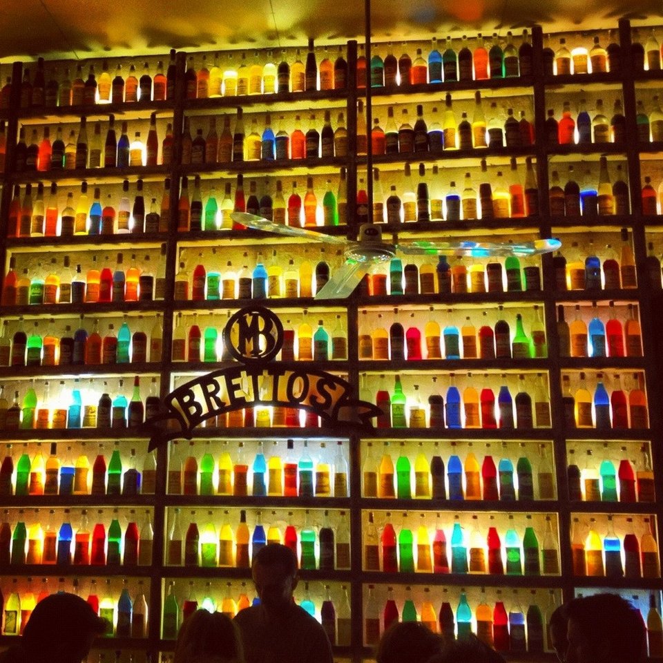 Βρεττός, το μπαρ με τα χρωματιστά μπουκάλια στην Πλάκα: Λειτουργεί τα τελευταία... 104 χρόνια και σερβίρει τις πιο απίθανες γεύσεις λικέρ [εικόνες] | iefimerida.gr 7