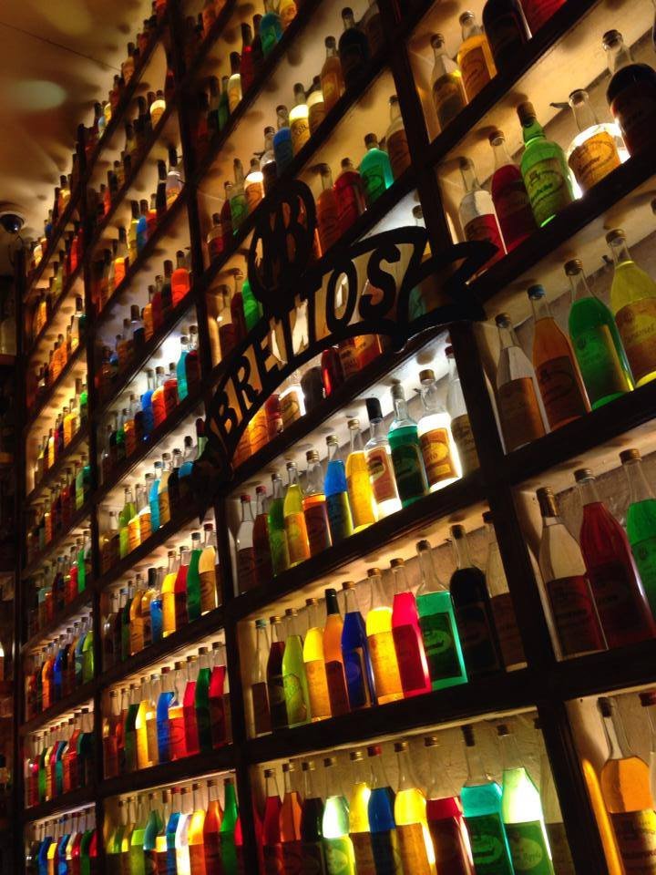 Βρεττός, το μπαρ με τα χρωματιστά μπουκάλια στην Πλάκα: Λειτουργεί τα τελευταία... 104 χρόνια και σερβίρει τις πιο απίθανες γεύσεις λικέρ [εικόνες] | iefimerida.gr 5