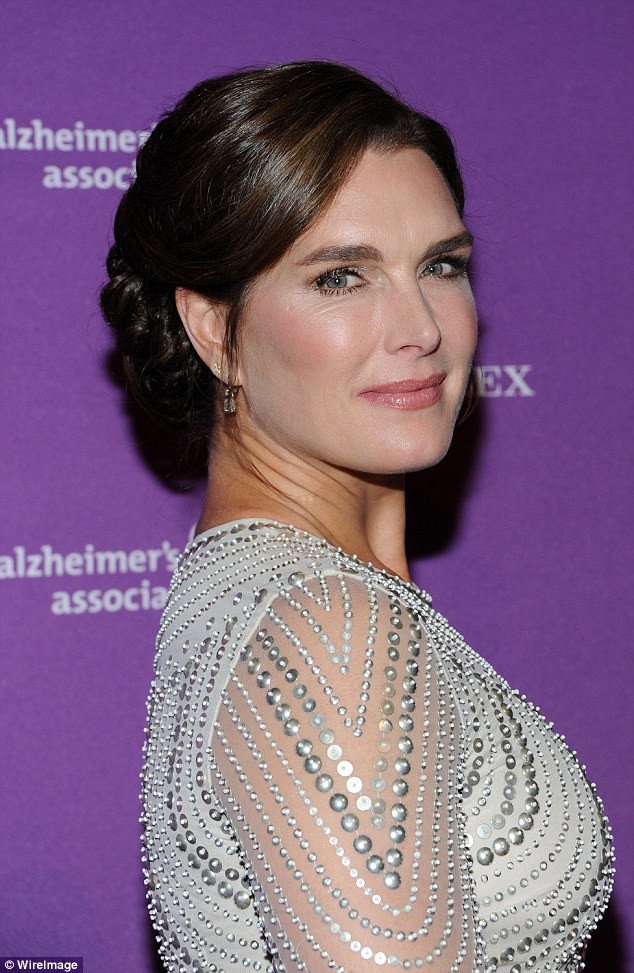 Η Μπρουκ Σιλντς 50άρισε αλλά ακόμη «μαγεύει» με τις εμφανίσεις της [εικόνες]  | iefimerida.gr 1