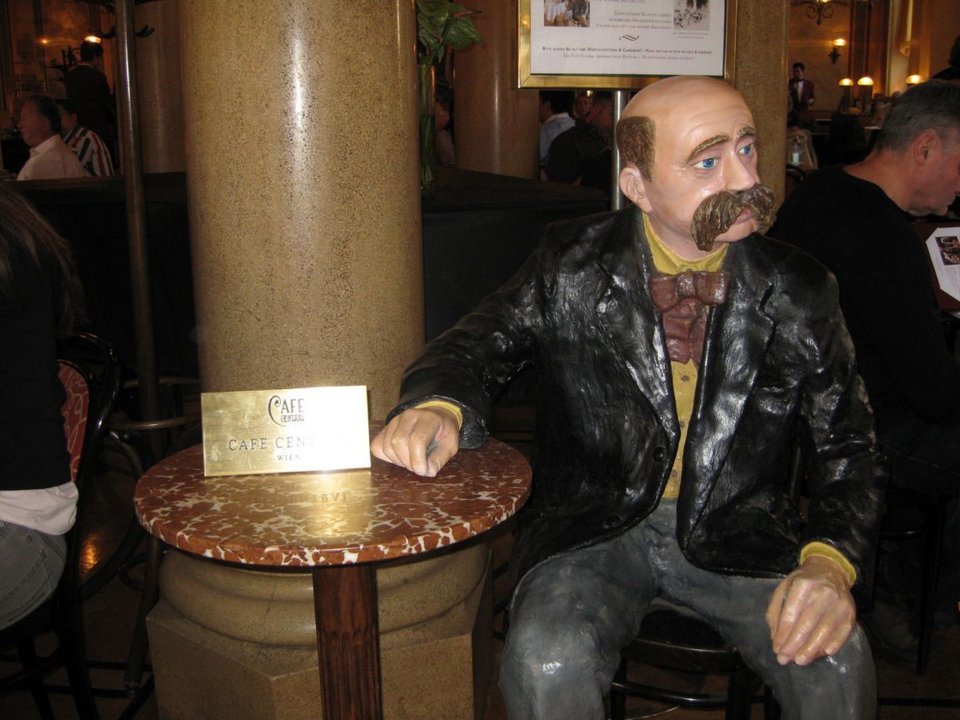 Τσεντράλ: Το μαγευτικό καφέ της Βιέννης με πελάτες τον Φρόιντ, τον Λένιν, τον Χίτλερ [εικόνες] | iefimerida.gr 4