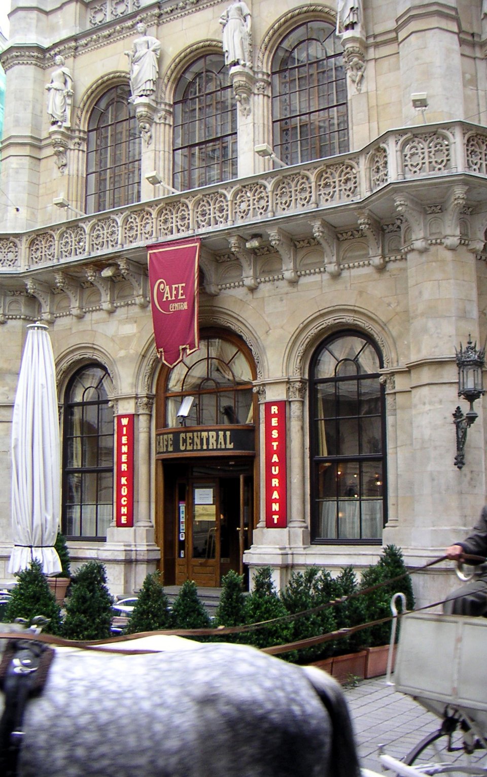 Τσεντράλ: Το μαγευτικό καφέ της Βιέννης με πελάτες τον Φρόιντ, τον Λένιν, τον Χίτλερ [εικόνες] | iefimerida.gr 5