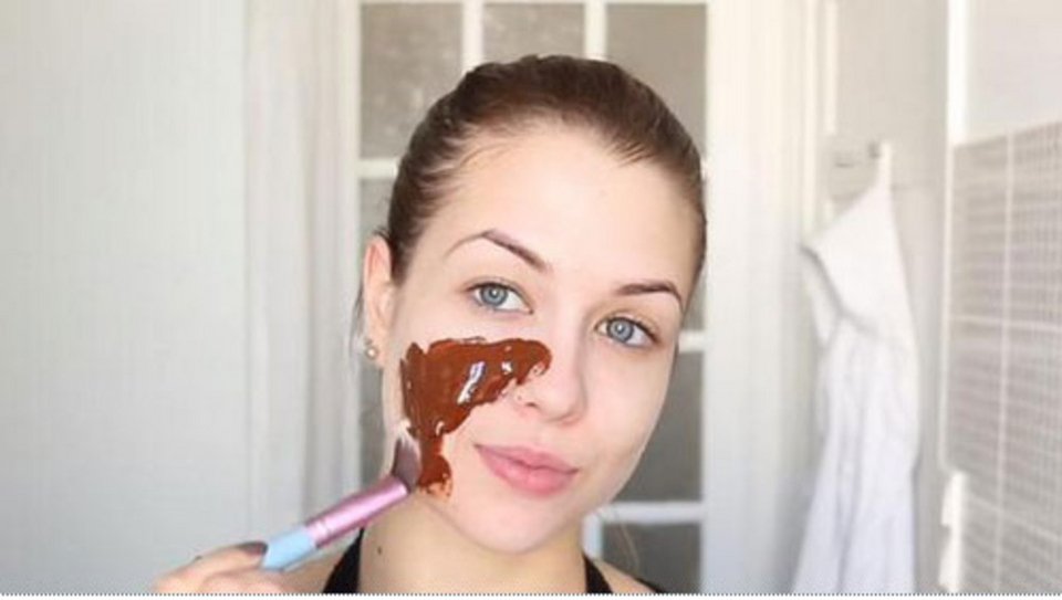 Διάσημη και πλούσια Youtuber κάνει το μοιραίο λάθος: Προτείνει μάσκα ομορφιάς με κανέλα που καίει το πρόσωπο [βίντεο] | iefimerida.gr 1