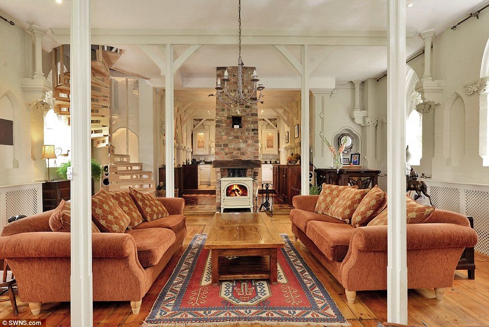 Η εκκλησία που μετατράπηκε σε σπίτι -Τα βιτρό παράθυρα, το καμπαναριό και το νεκροταφείο στον κήπο [εικόνες]  | iefimerida.gr 7