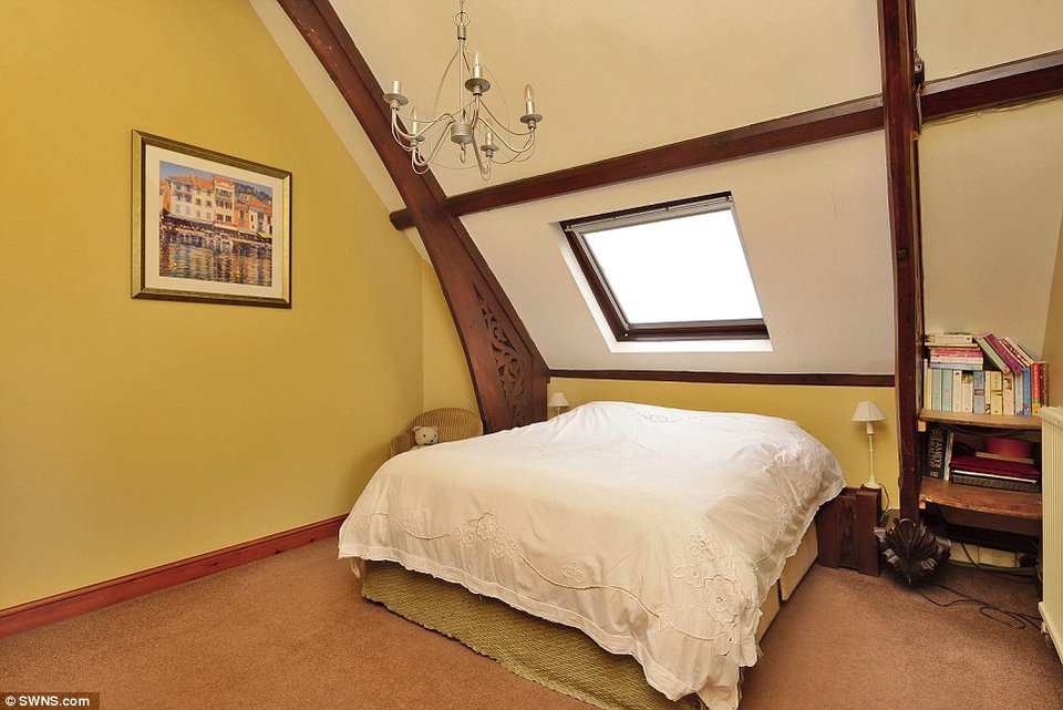 Η εκκλησία που μετατράπηκε σε σπίτι -Τα βιτρό παράθυρα, το καμπαναριό και το νεκροταφείο στον κήπο [εικόνες]  | iefimerida.gr 6