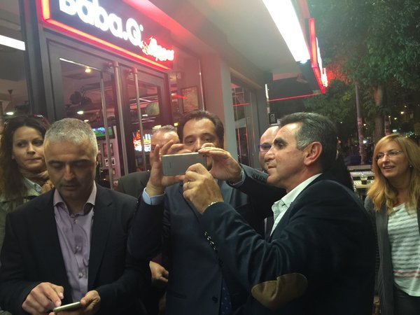 Χαμός στα εγκαίνια του εκλογικού κέντρου του Αδωνι στη Θεσσαλονίκη [εικόνες] | iefimerida.gr 1