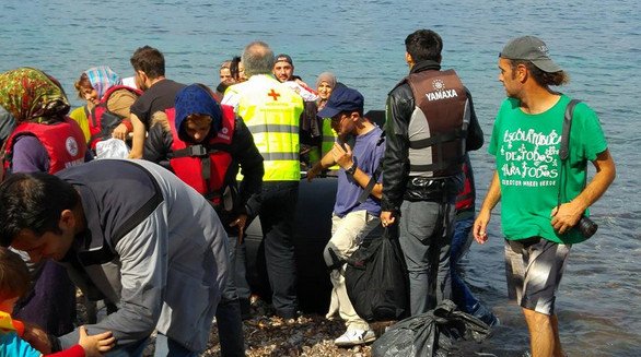 Καρέ-καρέ: Νεαρή πρόσφυγας γεννάει σε παραλία της Μυτιλήνης [εικόνες] | iefimerida.gr 0