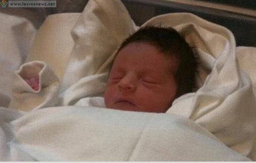 Καρέ-καρέ: Νεαρή πρόσφυγας γεννάει σε παραλία της Μυτιλήνης [εικόνες] | iefimerida.gr 8