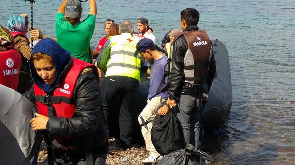 Καρέ-καρέ: Νεαρή πρόσφυγας γεννάει σε παραλία της Μυτιλήνης [εικόνες] | iefimerida.gr 1