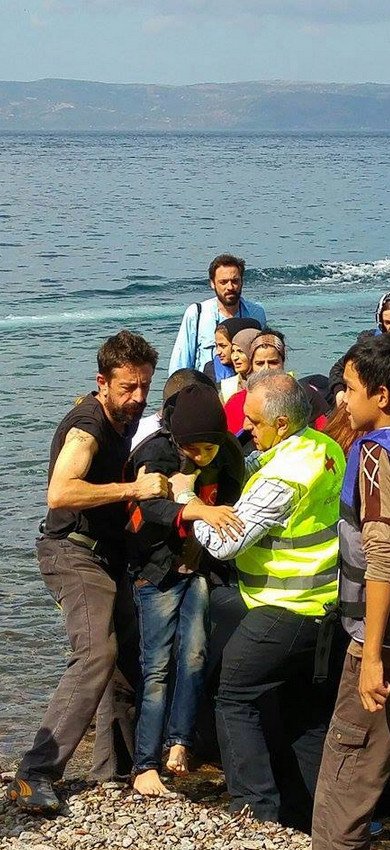 Καρέ-καρέ: Νεαρή πρόσφυγας γεννάει σε παραλία της Μυτιλήνης [εικόνες] | iefimerida.gr 2