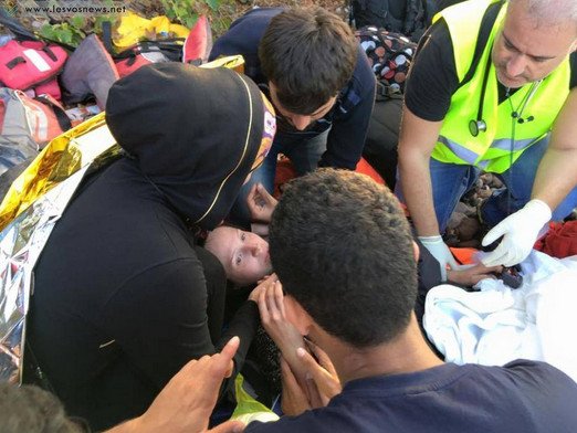 Καρέ-καρέ: Νεαρή πρόσφυγας γεννάει σε παραλία της Μυτιλήνης [εικόνες] | iefimerida.gr 3