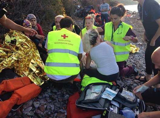 Καρέ-καρέ: Νεαρή πρόσφυγας γεννάει σε παραλία της Μυτιλήνης [εικόνες] | iefimerida.gr 4