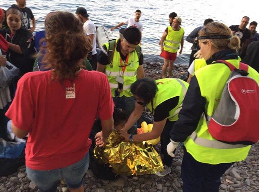 Καρέ-καρέ: Νεαρή πρόσφυγας γεννάει σε παραλία της Μυτιλήνης [εικόνες] | iefimerida.gr 5