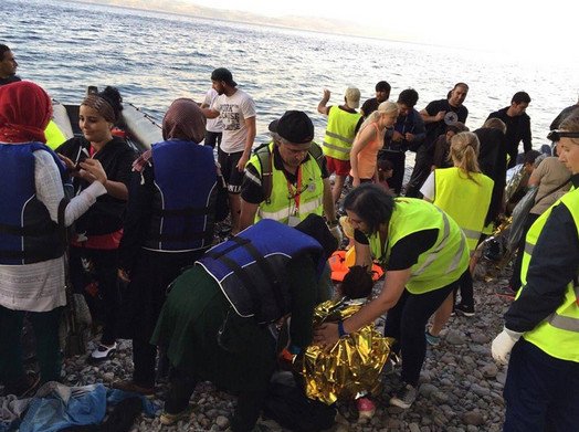 Καρέ-καρέ: Νεαρή πρόσφυγας γεννάει σε παραλία της Μυτιλήνης [εικόνες] | iefimerida.gr 6