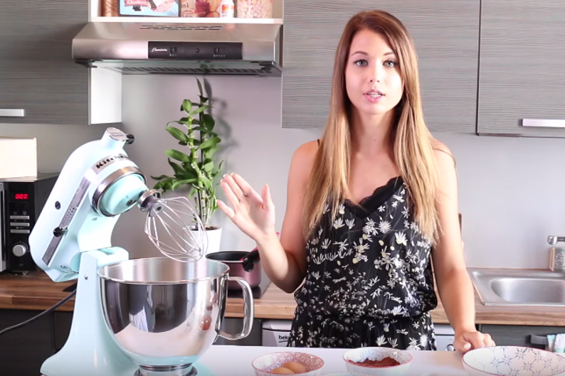 Διάσημη και πλούσια Youtuber κάνει το μοιραίο λάθος: Προτείνει μάσκα ομορφιάς με κανέλα που καίει το πρόσωπο [βίντεο] | iefimerida.gr 5