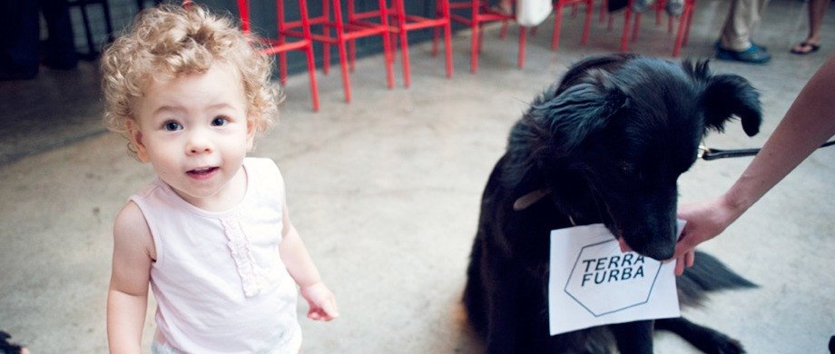 Τι συμβαίνει στο Χαλάνδρι;Συναυλία σε γραφείο τελετών [εικόνες] | iefimerida.gr 1