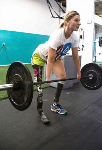 Μια συγκλονιστική γυναίκα: Γεννήθηκε χωρίς πόδια λόγω του Τσερνόμπιλ και έγινε αθλήτρια στίβου [εικόνες]  | iefimerida.gr 4