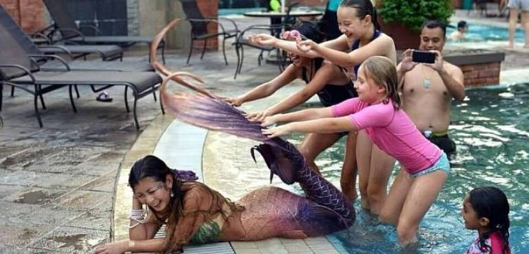 Η μικρή γοργόνα: Η νεαρή που κάνει χρυσές δουλειές με την ουρά των 5.000 δολαρίων [εικόνες]  | iefimerida.gr 3