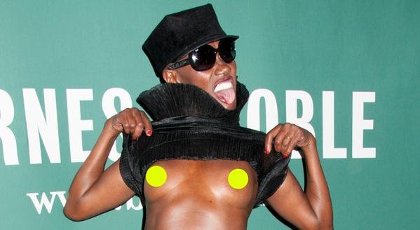 H 67χρονη Γκρέις Τζόουνς έδειξε στήθος για να πουλήσει το βιβλίο της [εικόνες] | iefimerida.gr 3