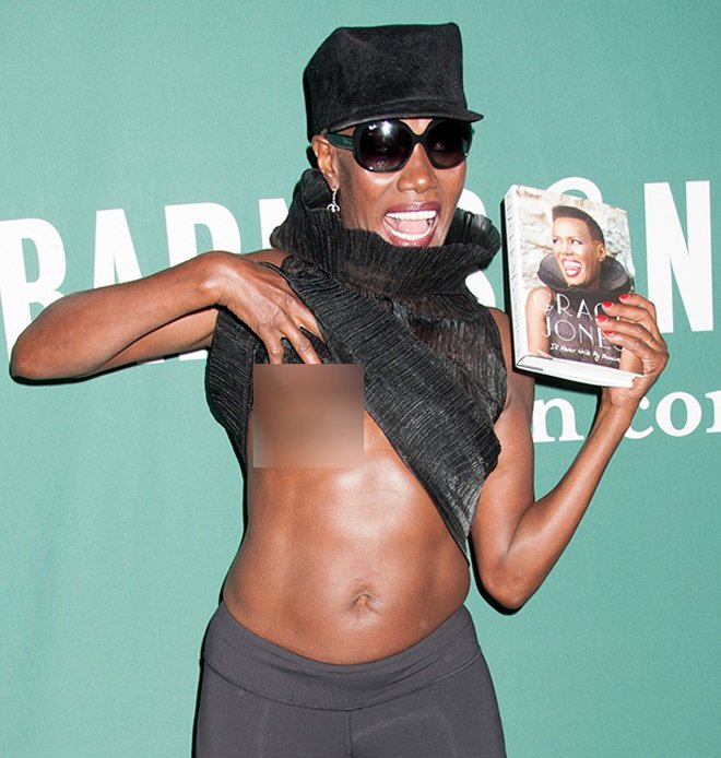 H 67χρονη Γκρέις Τζόουνς έδειξε στήθος για να πουλήσει το βιβλίο της [εικόνες] | iefimerida.gr 0