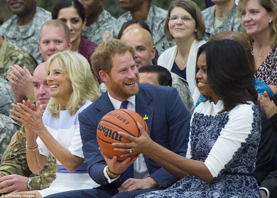 Ο πρίγκιπας Χάρι κομπλαρισμένος μπροστά στον Ομπάμα [εικόνες] | iefimerida.gr 4