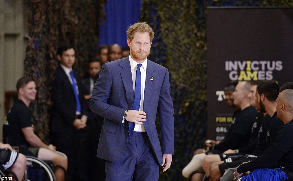 Ο πρίγκιπας Χάρι κομπλαρισμένος μπροστά στον Ομπάμα [εικόνες] | iefimerida.gr 5