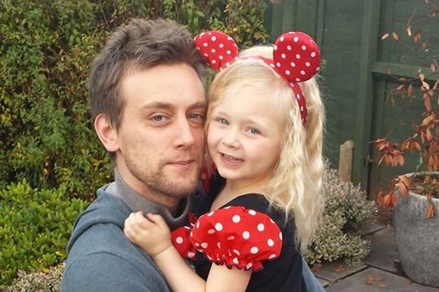 Συγκλονίζει: Το γράμμα ετοιμοθάνατου πατέρα στην κόρη του [εικόνες & βίντεο] | iefimerida.gr 0