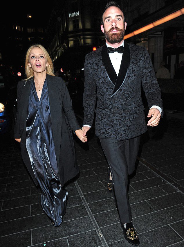 Κάιλι Μινόγκ: Ερωτευμένη με 27χρονο ηθοποιό [εικόνες]  | iefimerida.gr 0