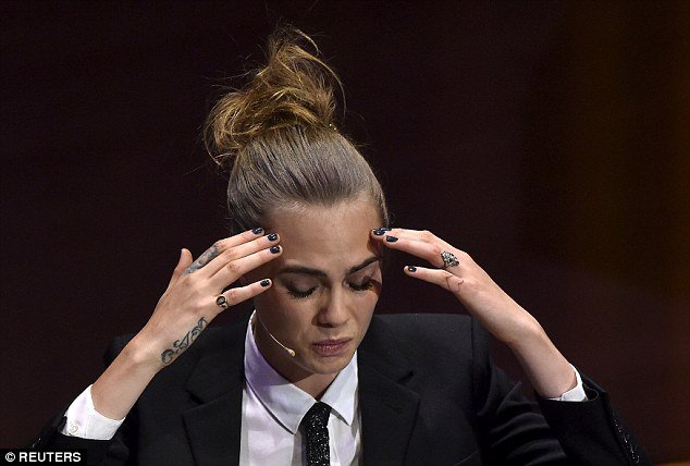 Κάρα Ντελεβίν: H Κέιτ Μος με έσωσε από την ψωρίαση [εικόνες]  | iefimerida.gr 2